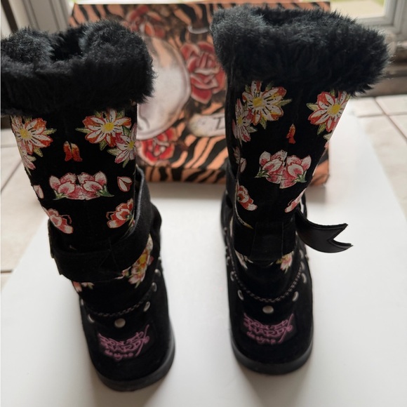 Ed Hardy Women's Black Artistic Winter Boots - Picture 3 of 5